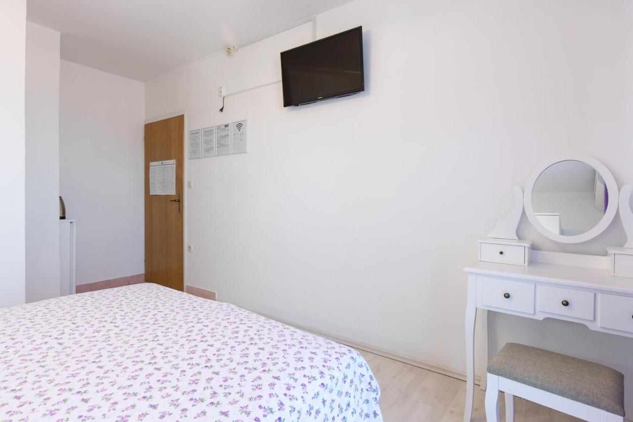 Apartment & Rooms Ivica 克尔克 外观 照片