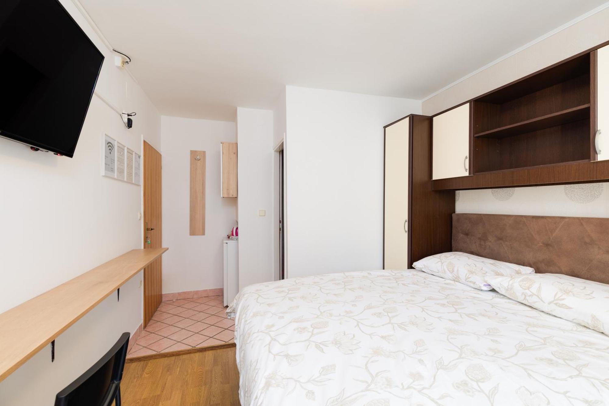 Apartment & Rooms Ivica 克尔克 外观 照片